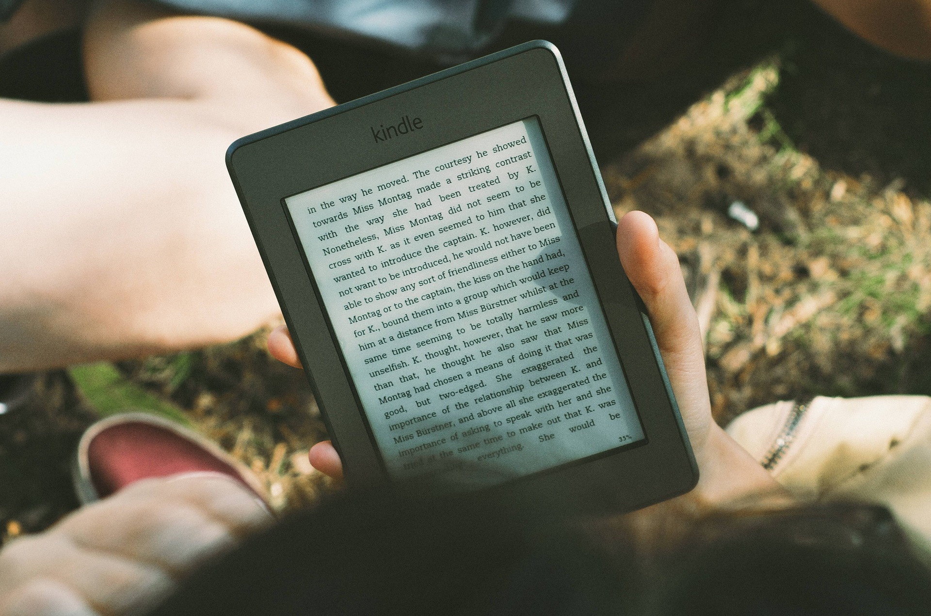 Kindle Vs. Books – Which one is a better choice for you?